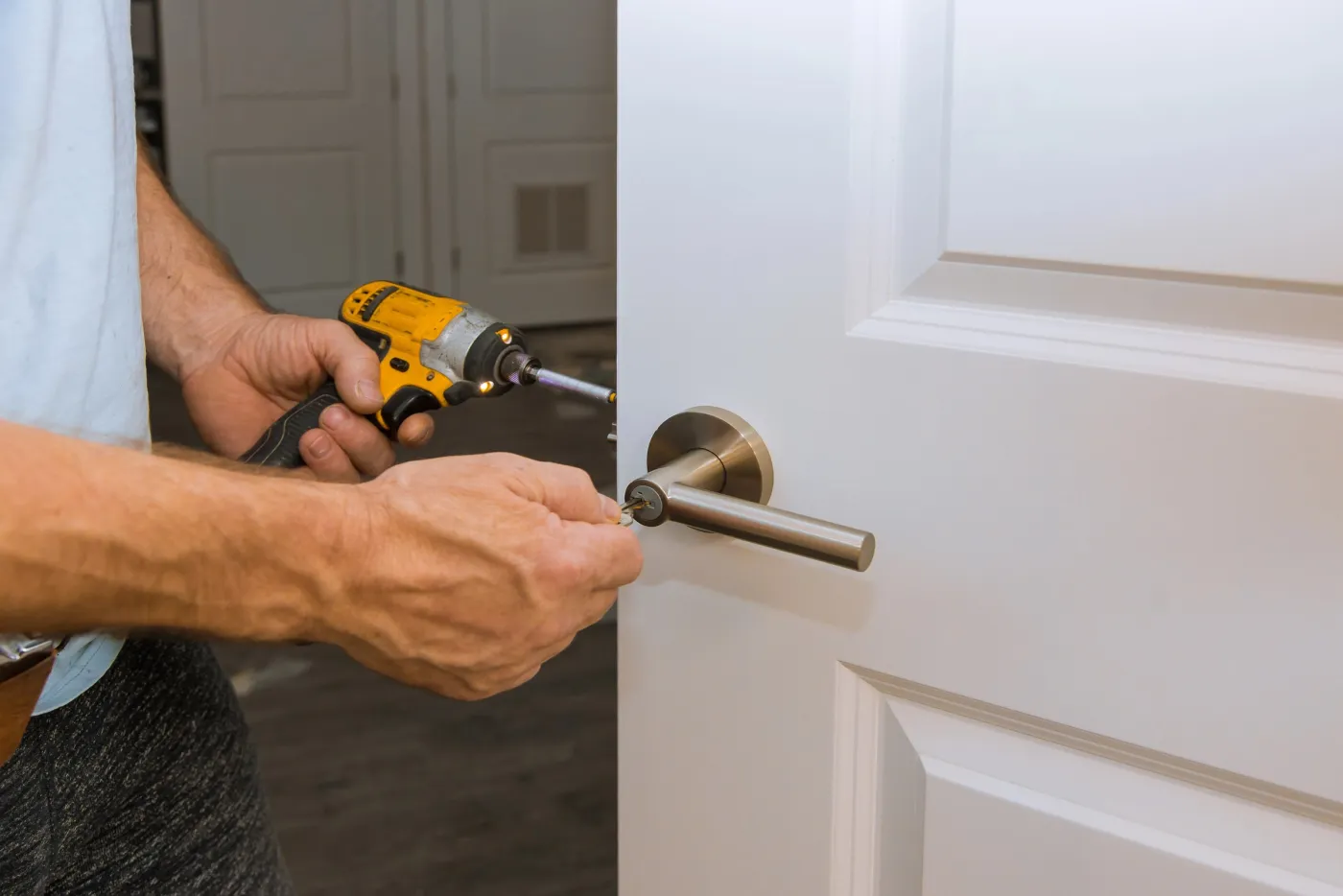 Travail de serrurerie sur une porte d’entrée, atelier du Val-d’Oise
